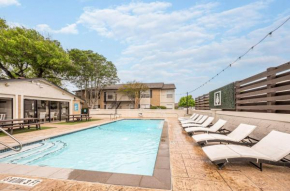 Comfortable 2BR - Pool Near Major Attractions